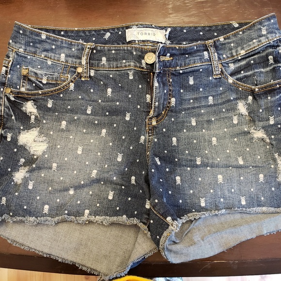 torrid Pants - Torrid skull shorts